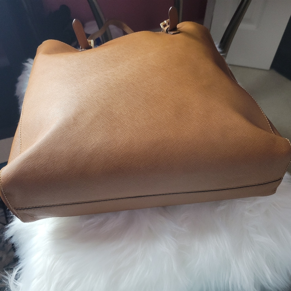 Micheal Kors Tote - Picture 7 of 10